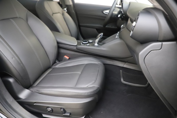 New 2019 Alfa Romeo Giulia Q4 for sale $46,140 at Maserati of Westport in Westport CT 06880 24