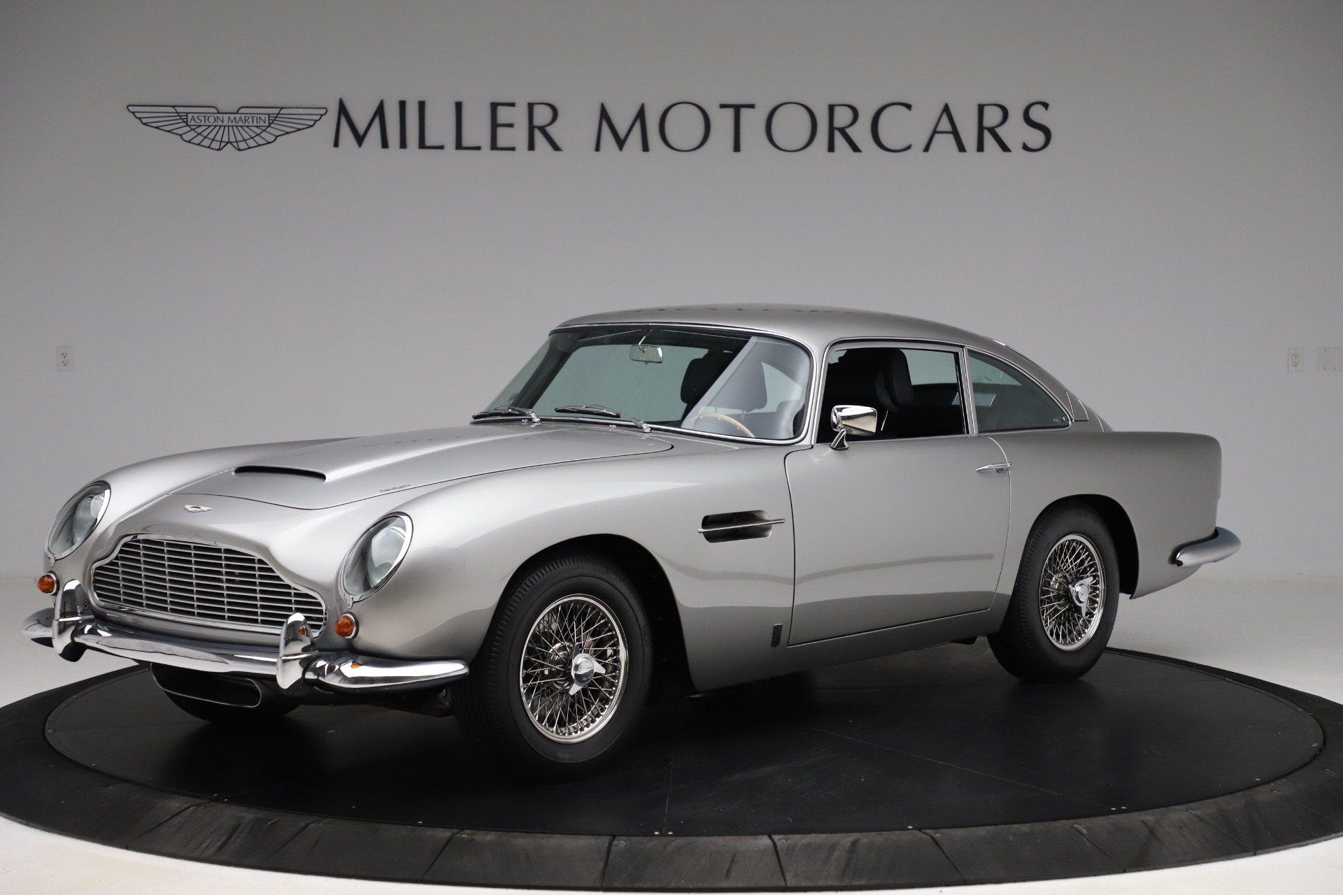 Aston Martin db5 гоночная