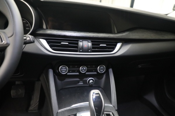 Used 2021 Alfa Romeo Stelvio Q4 for sale $28,900 at Maserati of Westport in Westport CT 06880 18