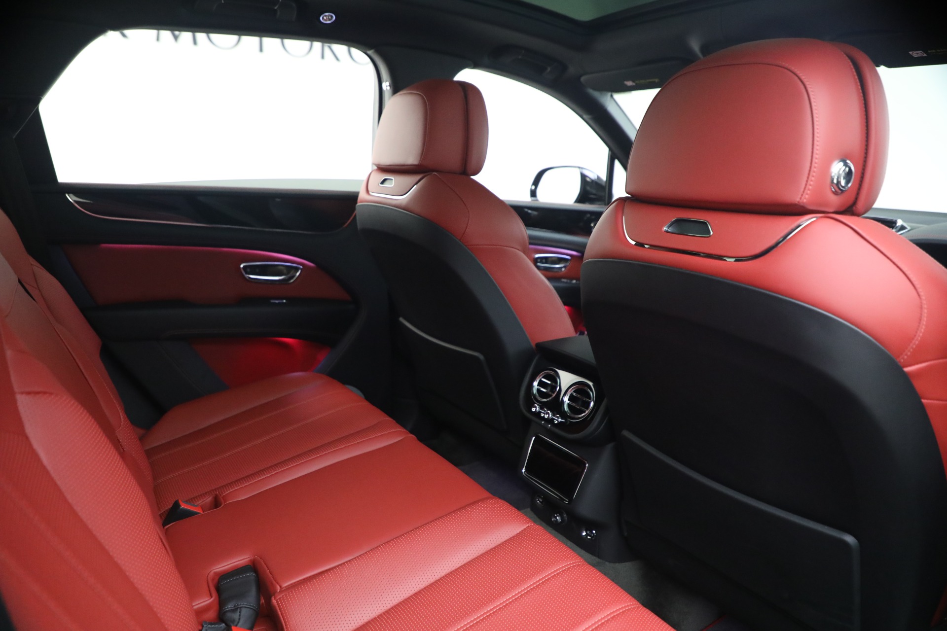 2022 Bentley Bentayga - Photo 29