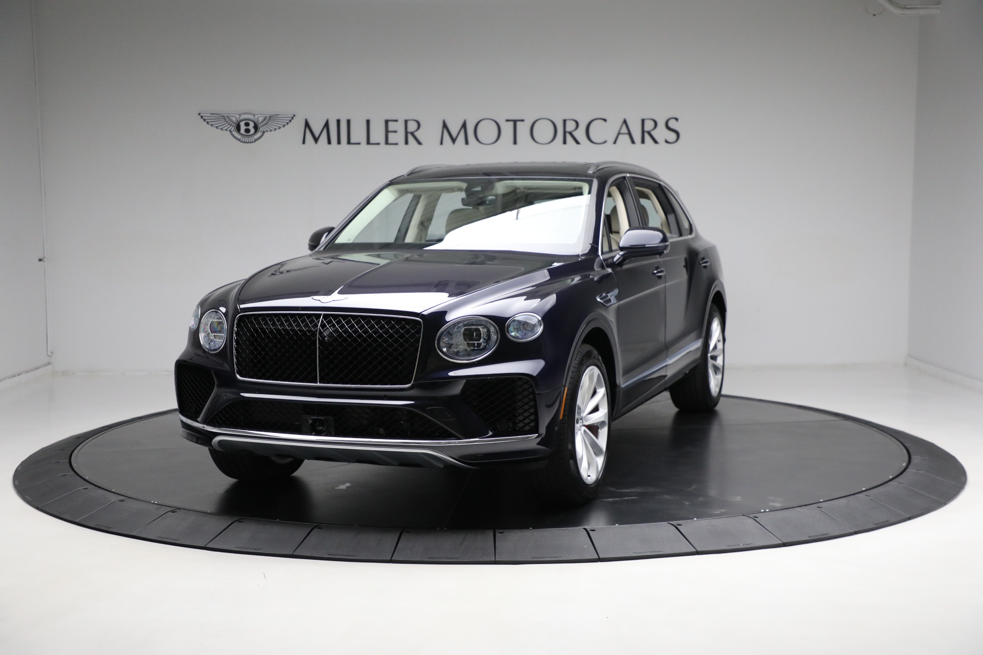 New 2024 Bentley Bentayga EWB V8 for sale $204,900 at Maserati of Westport in Westport CT 06880 1