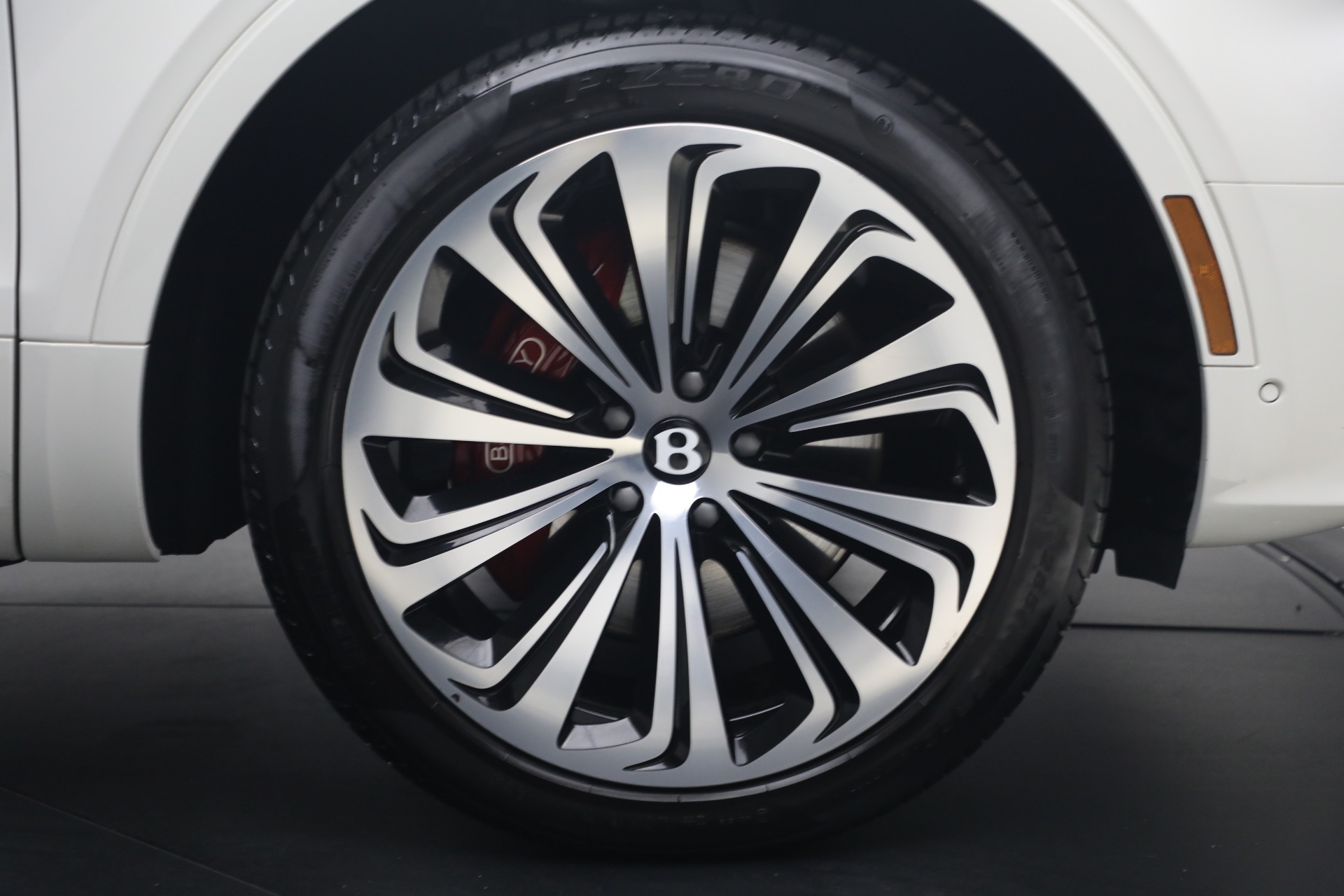 2022 Bentley Bentayga - Photo 17
