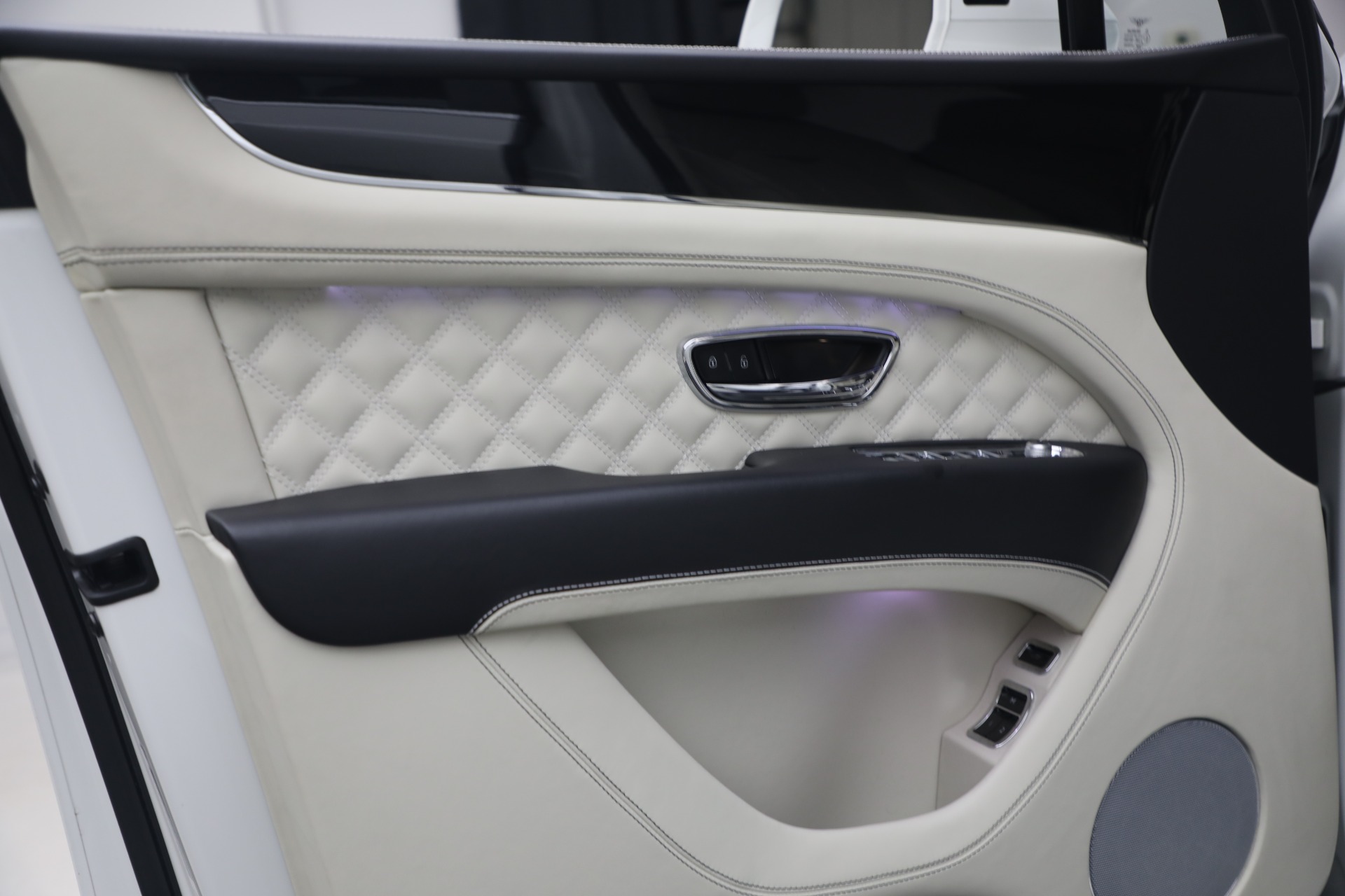 2022 Bentley Bentayga - Photo 18