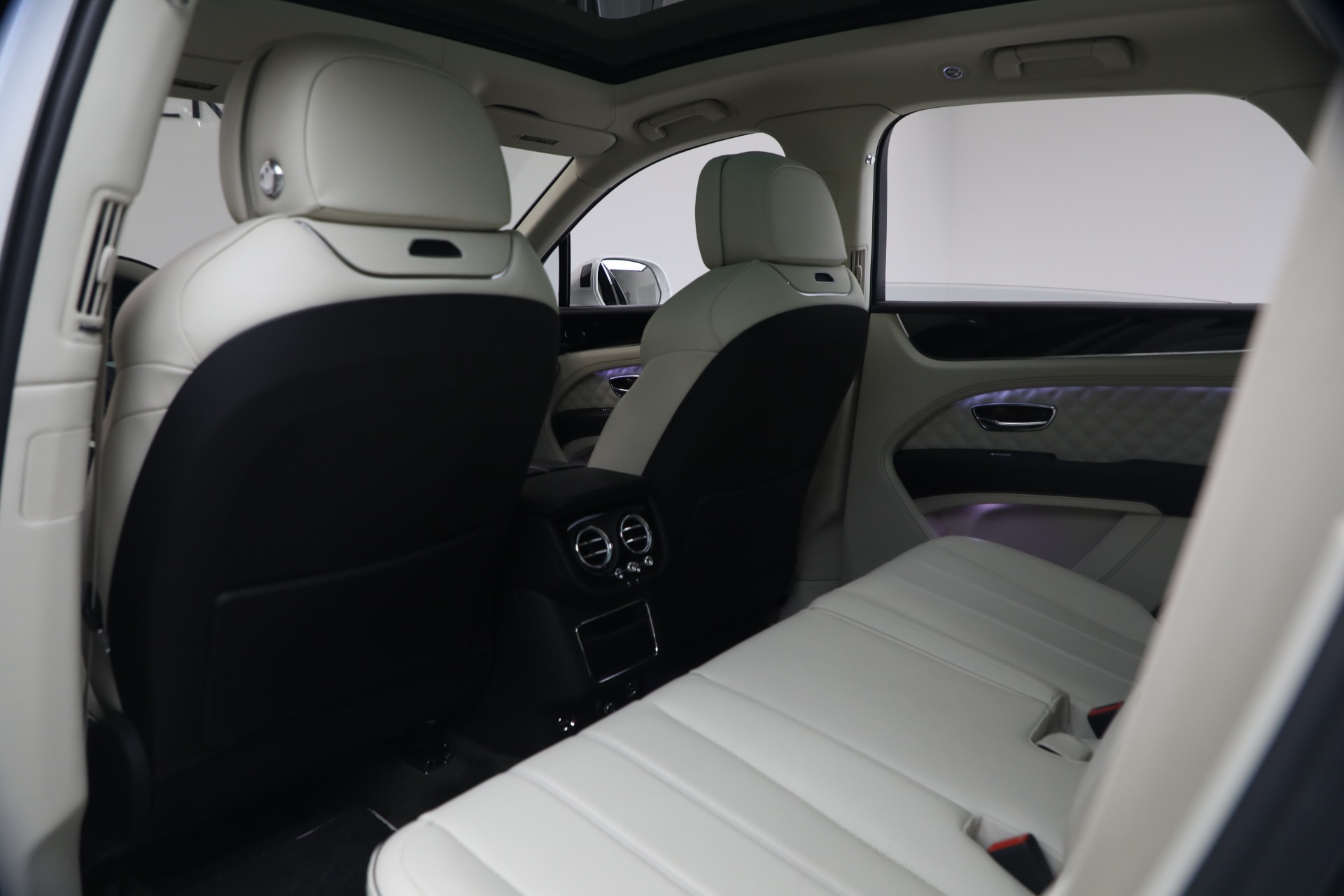 2022 Bentley Bentayga - Photo 22
