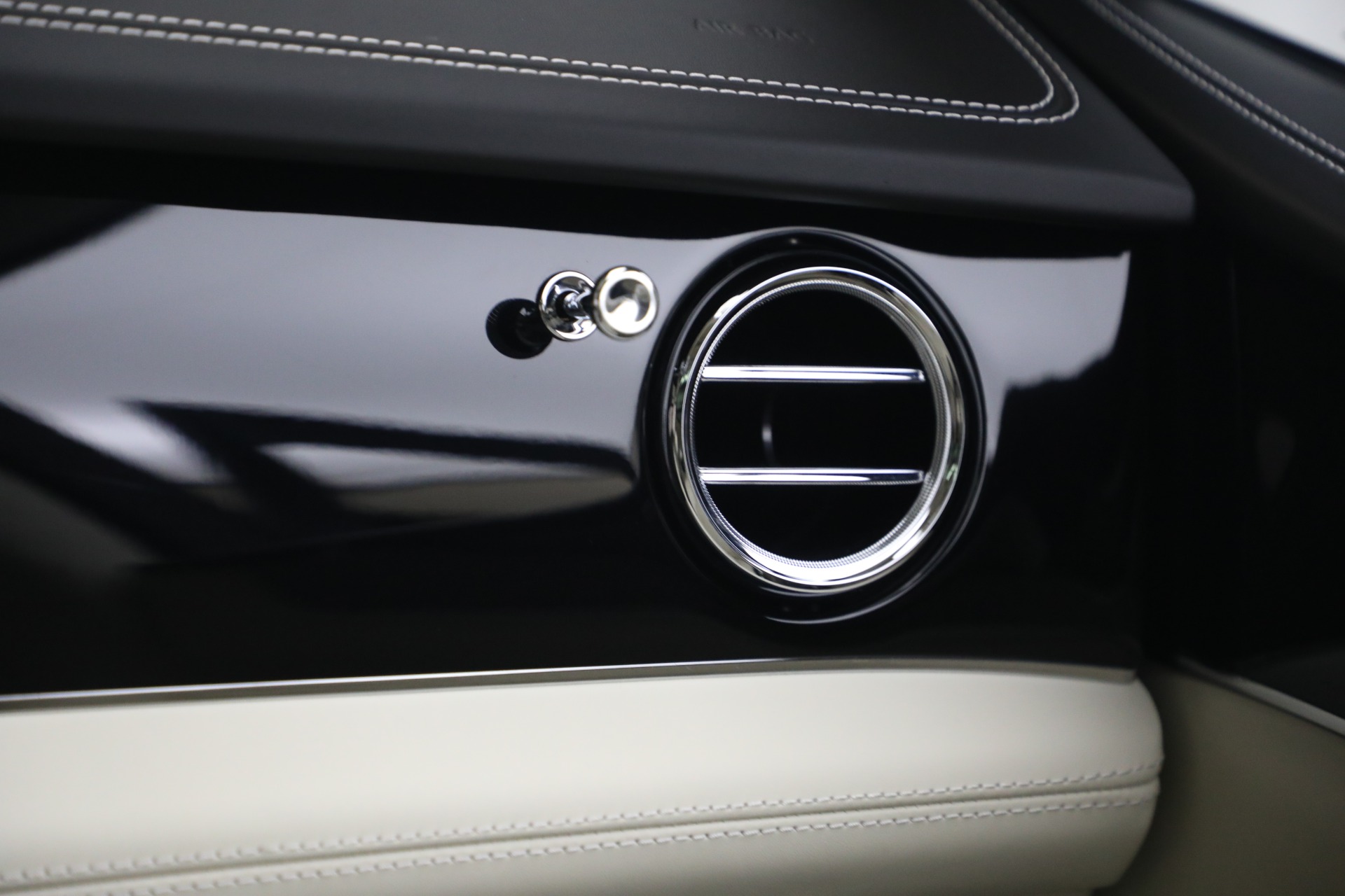 2022 Bentley Bentayga - Photo 32