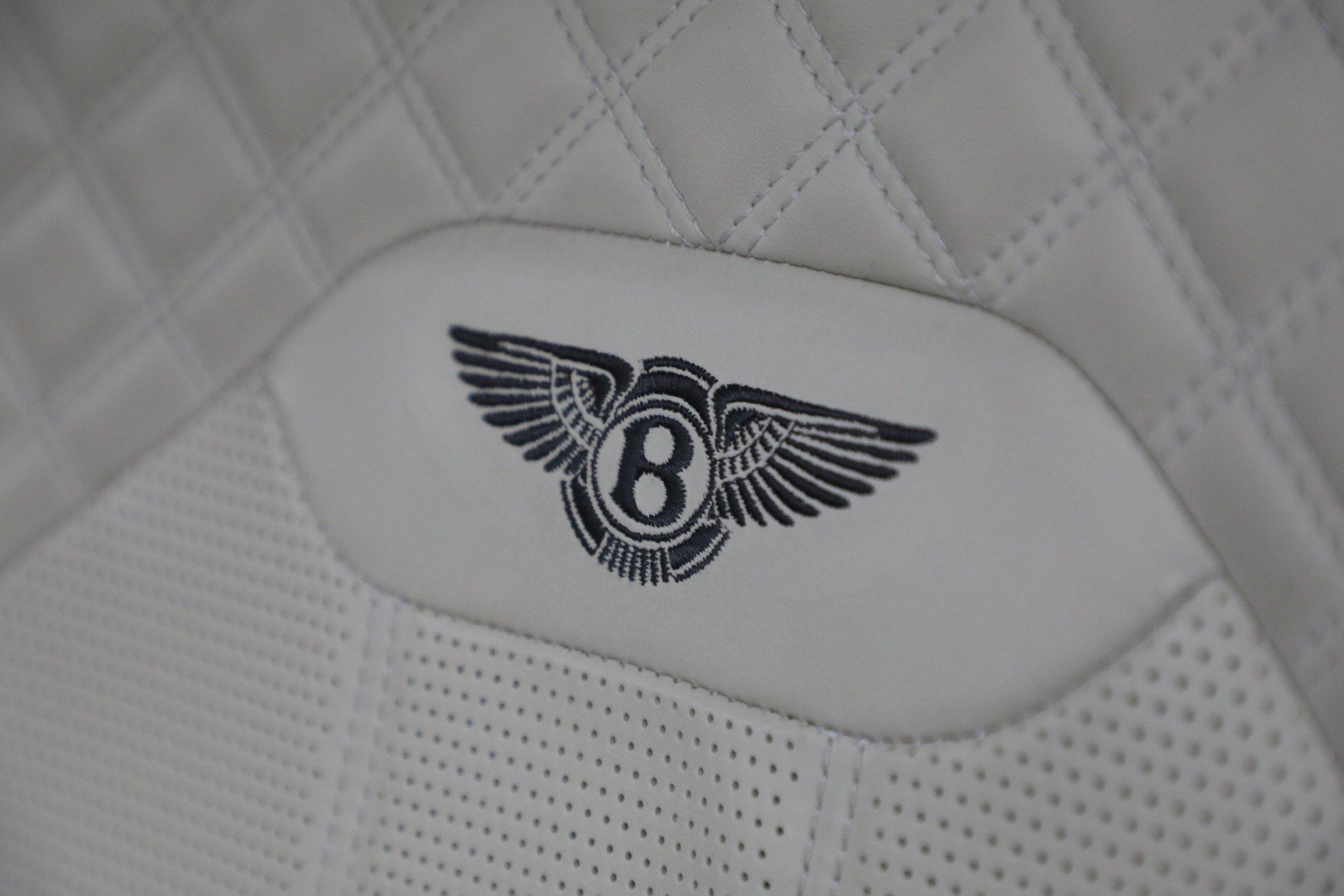 2022 Bentley Bentayga - Photo 33
